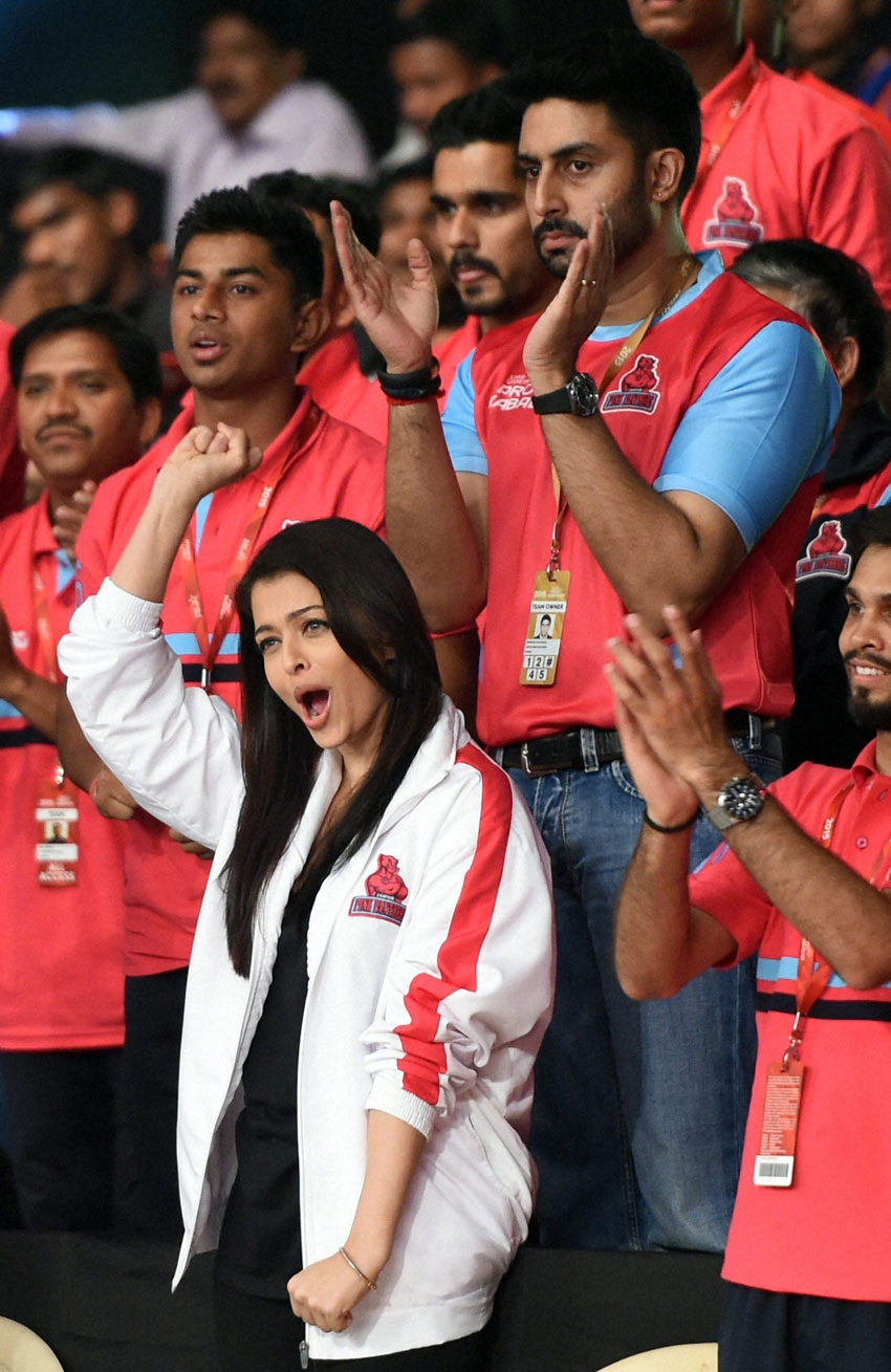 Jaipur Pink Panther owner Abhishek Bachchan and wife Aishwarya Rai Bachchan during a Pro Kabaddi League match between Jaipur Pink Panther and U Mumbai, in Mumbai, July 18. (Mitesh Bhuvad | PTI)