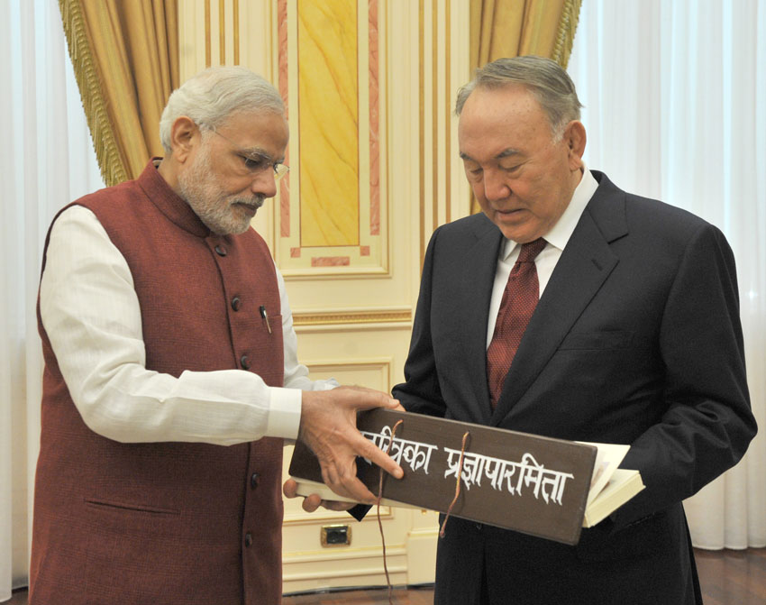 Prime Minister Narendra Modi presents a gift to the President of the Republic of Kazakhstan, Nursultan Nazarbayev, at Akorda Palace, Kazakhstan, July 8. (Press Information Bureau)