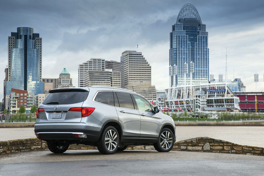 Exterior view of the 2016 Honda Pilot AWD Elite. 