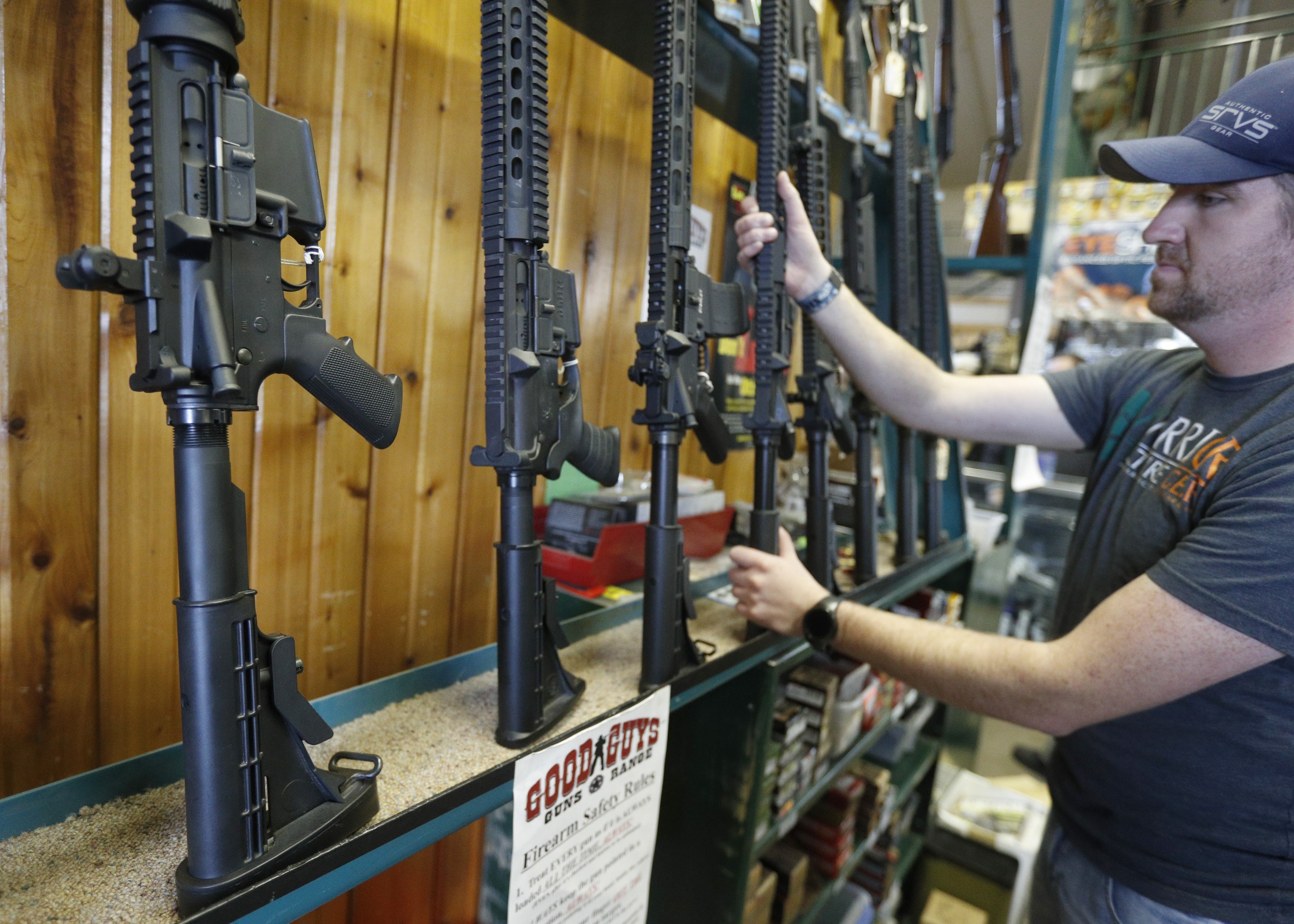 Оружие воспитывает. Оружейный магазин в Америке. Магазин оружия в США. Оружие Америки. Оружие в супермаркете США.