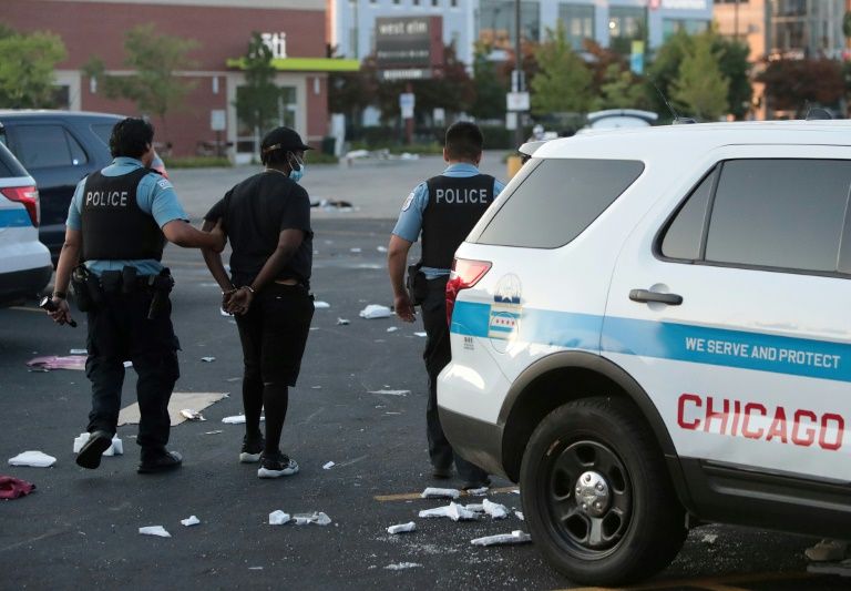 Siliconeer Riots hit downtown Chicago, stores looted