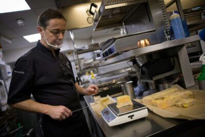 Pascal Aussignac, a Michelin starred chef, prepares takeaway foie gras at his restaurant Club Gascon in central London. ©AFP/File TOLGA AKMEN