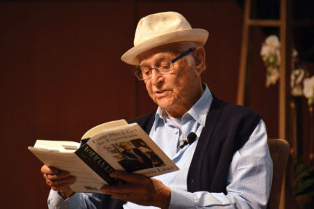 Alex Witt, (r), host of the MSNBC show “Weekends with Alex Witt,” talks to Norman Lear. (Amar D. Gupta | Siliconeer) page-boomers-07-norman-lear-4-dsc_9503