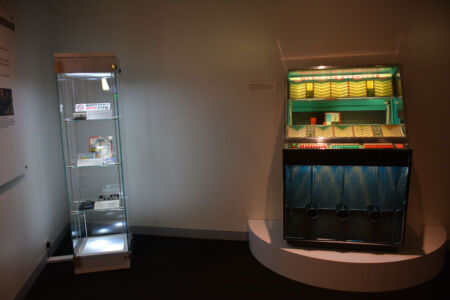 Working Seeburg model 201 jukebox, ca. 1958 (Amar D. Gupta/Siliconeer) page-computer-01