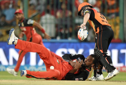 Sunrisers Hyderabad skipper David Warner looks on as RCB's Chris Gayle fields during the IPL 2016 Final match between Royal Challengers Bangalore and Sunrisers Hyderabad at Chinnaswamy Stadium in Bengaluru, May 29. (Shailendra Bhojak | PTI) page-cricket-ipl9-02