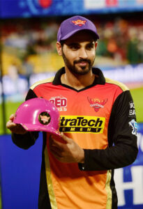 Sunrisers Hyderabad Bhuvneshwar Kumar poses with the purple cap (for taking most number of wickets) during the award ceremony of the IPL 2016 Final match at Chinnaswamy Stadium in Bengaluru. (Shailendra Bhojak | PTI) page-cricket-ipl9-16