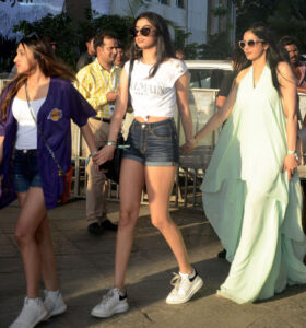 Sridevi (r) with daughters arrives for the Justin Bieber concert. (Press Trust of India) page-ent-beiber-04