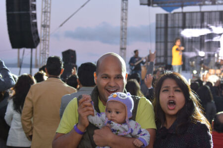 Somebody was here for her first ever concert: Little Maahera Makharia along with her parents: Ritesh & Parul Makharia page-farhan-02