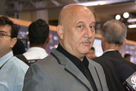page-iifa-anupam-kher-iifa-rocks-green-carpet
