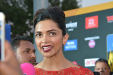 page-iifa-best-actor-female-deepika-padukone-dsc_4972