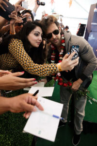 page-iifa-hrithik-fan-selfie-airport-22