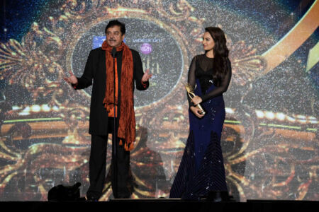 PAGE-IIFA-LIFETIME-SHATRU-SONAKSHI-IIFA-Awards-1