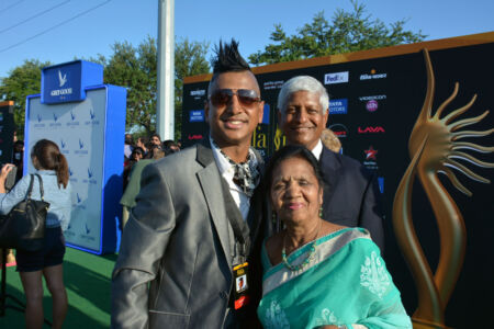 PAGE-IIFA-RAVI-DRUMS-WITH-PARENTS-IIFA-GC-DSC_4921