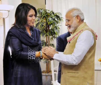 Prime Minister Narendra Modi (@narendramodi) is greeted by Congresswoman Tulsi Gabbard from Hawaii (@TulsiGabbard) at the SAP Center in San Jose, Calif., Sept. 27. (Press Trust of India) page-modi-04-pti