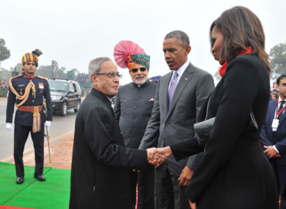 Indian President Pranab Mukherjee arrives at Raj Path, meets U.S. President Barack Obama and First Lady Michelle Obama, at the 66th Republic Day Parade. Prime Minister Narendra Modi is also seen. (Press Information Bureau) page-repday02-pib-l2015012661592
