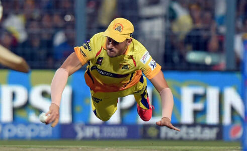 CSK cricketer Du Plessis ran out Mumbai Indian Cricketer Parthiv Patel during IPL 8 final match at Eden Gardens in Kolkata, May 24. (Ashok Bhaumik | PTI) page-sports-cricket-2015iplchamps-02