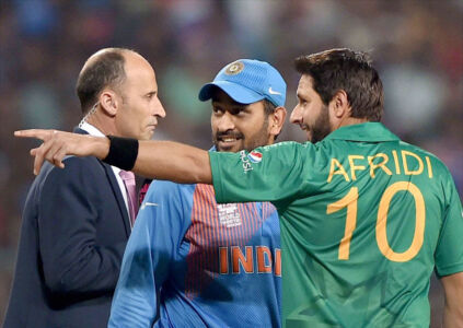 Pakistan captain Shahid Afridi and Indian captain M.S. Dhoni at the toss during World T20 match at Eden Garden in Kolkata, Mar. 19. (Swapan Mahapatra | PTI) page-sports-cricket-wt20-indiapak-02