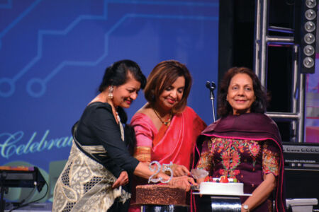 Spouses of TiE founders cutting the cake to mark 25 years of TiE at the TiEcon 2017 Banquet. (Vansh A. Gupta) page-tiecon-2017-banquet-06