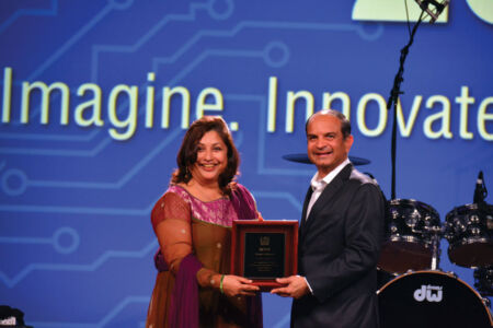 Rajiv Patel (r) gets ‘TiE Silicon Valley MVP’ award. (Vansh A. Gupta/Siliconeer) page-tiecon-2017-banquet-09