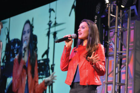 Kirti Arneja, co-singer of ‘Jogi’ and Mika Singh, performing at the TiE Banquet. (Vansh A. Gupta/Siliconeer) page-tiecon-2017-banquet-10
