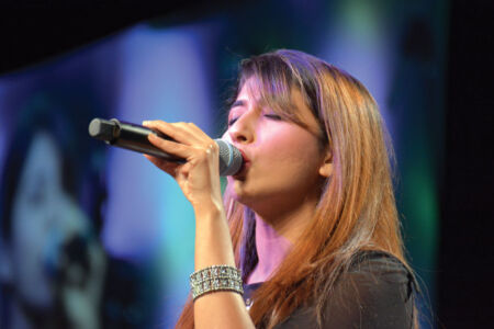 A co-singer in Mika Singh’s troupe performing at the TiE Banquet. (Vansh A. Gupta/Siliconeer) page-tiecon-2017-banquet-12