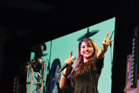 A co-singer in Mika Singh’s troupe performing at the TiE Banquet. (Vansh A. Gupta/Siliconeer) page-tiecon-2017-banquet-13