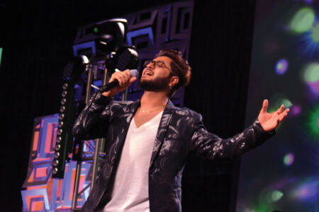 A co-singer in Mika Singh’s troupe performing at the TiE Banquet. (Vansh A. Gupta/Siliconeer) page-tiecon-2017-banquet-14