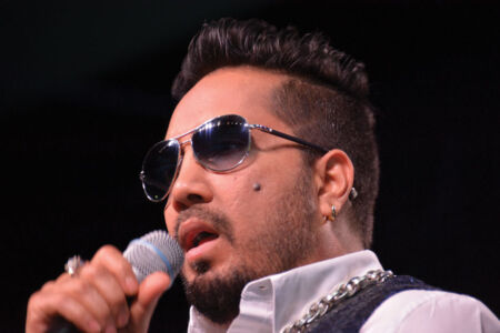 Mika Singh performing at the TiE Banquet. (Vansh A. Gupta/Siliconeer) page-tiecon-2017-banquet-17