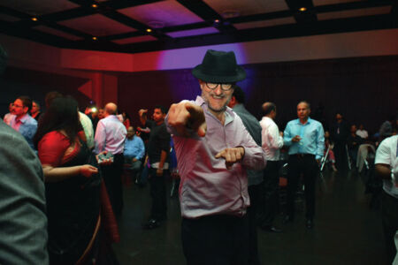 A TiE Banquet attendee enjoying Mika’s rocking performance. (Vansh A. Gupta/Siliconeer) page-tiecon-2017-banquet-22