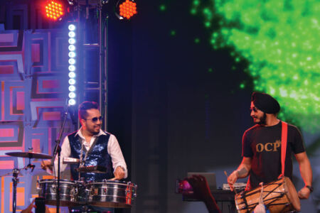 A TiE Banquet attendee enjoying Mika’s rocking performance. (Vansh A. Gupta/Siliconeer) page-tiecon-2017-banquet-23