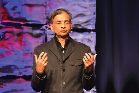 Grand keynote speaker Vivek Ranadivé, founder and CEO, TIBCO, owner of Sacramento Kings, gave and inspiring and fitting conclusion in his talk about his life, struggles and the path to success, at #TiEcon 2015. Amar D. Gupta | Siliconeer page-tiecon2015-34