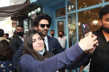 Bollywood actor Kartik Aaryan during promotions of his Netflix film "Dhamaka," in New Delhi, Nov. 15, 2021. (APHimages)