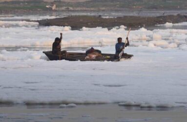 Toxic foam in Yamuna river at Kalindi Kunj. Water supply in several parts of Delhi was disrupted due to an increase in the level of ammonia pollution in the Yamuna River in New Delhi, early November. (APHIMAGES)