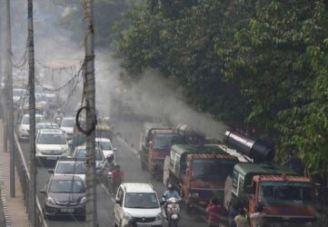 An anti-smog gun sprinkles atomized water in the air to curb air pollution as the city is engulfed in heavy smog, in New Delhi, early November. (APHIMAGES)