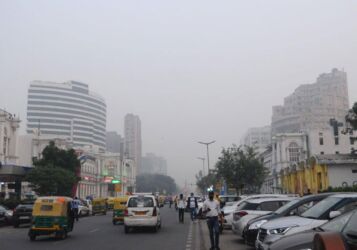 Commuters drive along a road amid heavy smog conditions in New Delhi, November 12, 2021. (APHIMAGES)