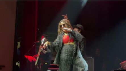 Neha Kakkar performing "Kala Chashma" In San Jose Civic on July 16, 2022.